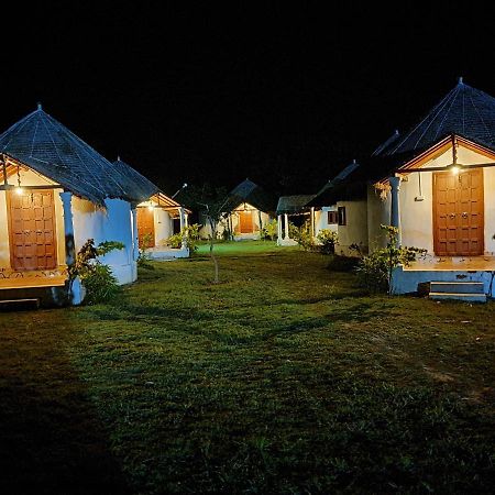 Modhera Sunrise Resort - Tents Bhungas Jungle Restaurants & Candlelight Dining Kalri Exteriör bild