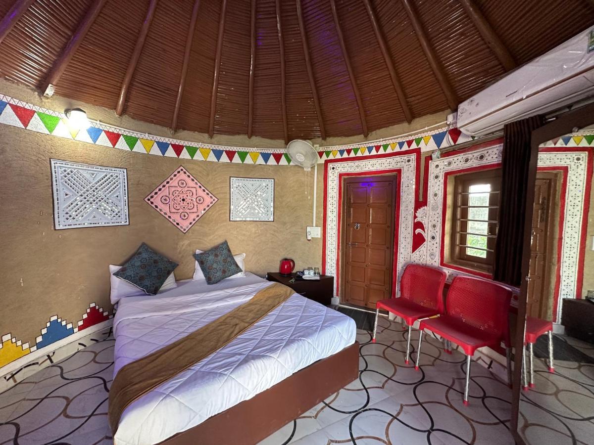 Modhera Sunrise Resort - Tents Bhungas Jungle Restaurants & Candlelight Dining Kalri Exteriör bild