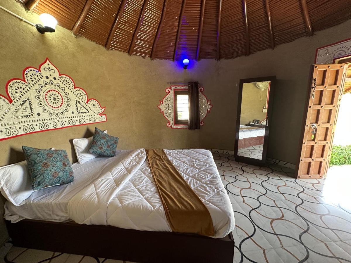 Modhera Sunrise Resort - Tents Bhungas Jungle Restaurants & Candlelight Dining Kalri Exteriör bild