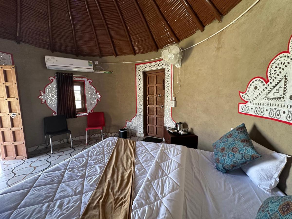 Modhera Sunrise Resort - Tents Bhungas Jungle Restaurants & Candlelight Dining Kalri Exteriör bild