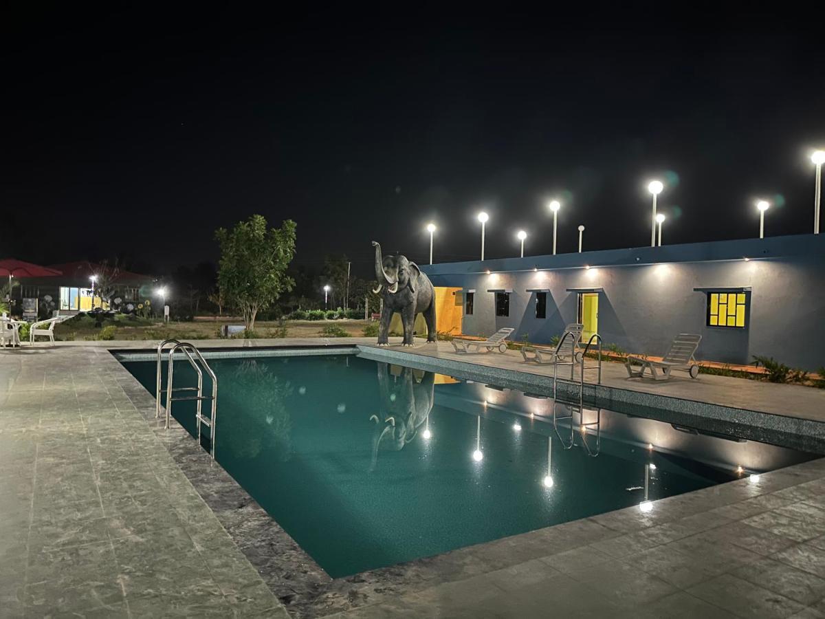 Modhera Sunrise Resort - Tents Bhungas Jungle Restaurants & Candlelight Dining Kalri Exteriör bild