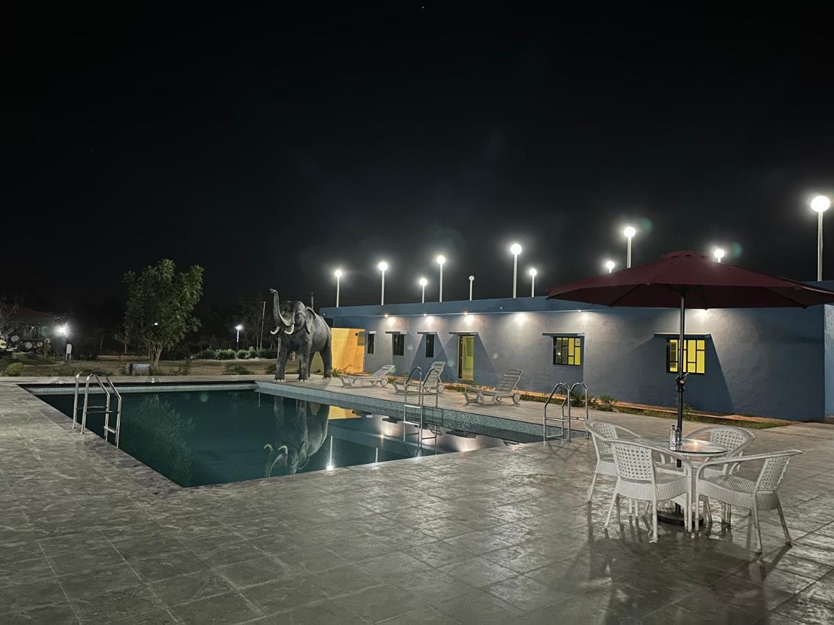 Modhera Sunrise Resort - Tents Bhungas Jungle Restaurants & Candlelight Dining Kalri Exteriör bild