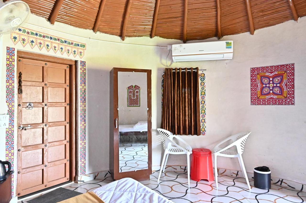 Modhera Sunrise Resort - Tents Bhungas Jungle Restaurants & Candlelight Dining Kalri Exteriör bild