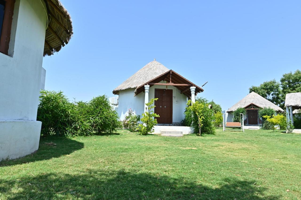 Modhera Sunrise Resort - Tents Bhungas Jungle Restaurants & Candlelight Dining Kalri Exteriör bild